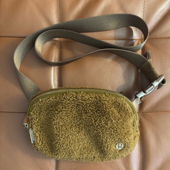 Viral Lululemon Everywhere Belt Bag 1L GUC!  Brown/Burnt Camel color. - Picture 1 of 9